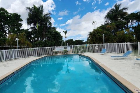Condo in Miami, Florida, 2 bedrooms  № 1941311 - photo 5