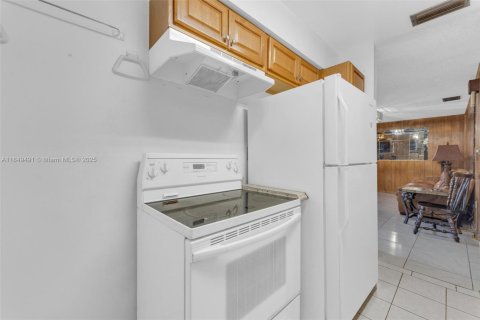 House in Miami, Florida 4 bedrooms, 116.59 sq.m. № 1857477 - photo 10