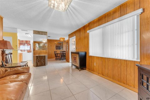 House in Miami, Florida 4 bedrooms, 116.59 sq.m. № 1857477 - photo 5