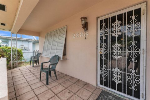House in Miami, Florida 4 bedrooms, 116.59 sq.m. № 1857477 - photo 1