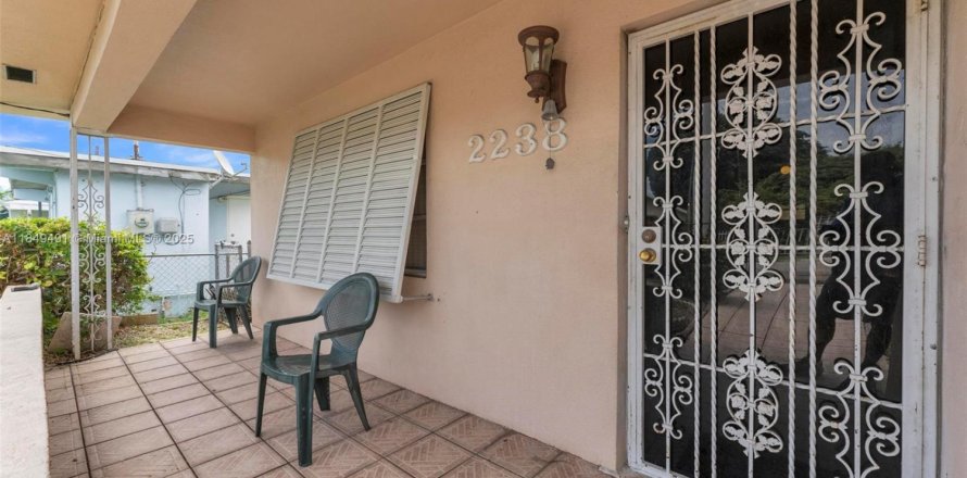 House in Miami, Florida 4 bedrooms, 116.59 sq.m. № 1857477