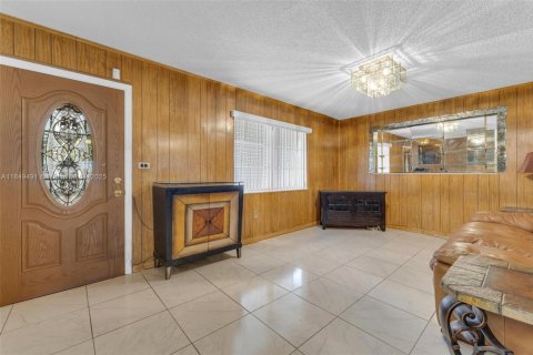 House in Miami, Florida 4 bedrooms, 116.59 sq.m. № 1857477 - photo 2