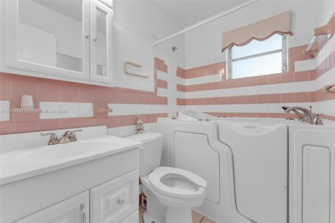 House in Miami, Florida 4 bedrooms, 116.59 sq.m. № 1857477 - photo 17