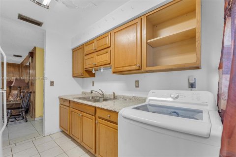 House in Miami, Florida 4 bedrooms, 116.59 sq.m. № 1857477 - photo 9