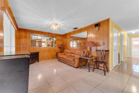 House in Miami, Florida 4 bedrooms, 116.59 sq.m. № 1857477 - photo 8