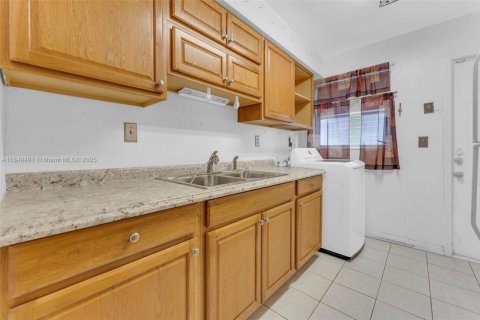 House in Miami, Florida 4 bedrooms, 116.59 sq.m. № 1857477 - photo 11