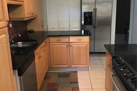 Touwnhouse à vendre à Miami, Floride: 2 chambres, 159.42 m2 № 1839614 - photo 3