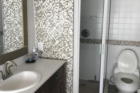 Touwnhouse à vendre à Miami, Floride: 2 chambres, 159.42 m2 № 1839614 - photo 12