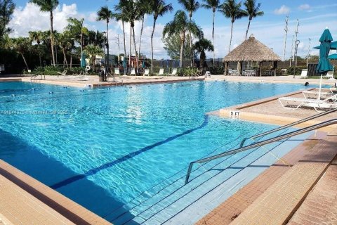 Touwnhouse à vendre à Miami, Floride: 2 chambres, 159.42 m2 № 1839614 - photo 18