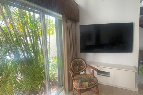 Touwnhouse à vendre à Miami, Floride: 2 chambres, 159.42 m2 № 1839614 - photo 9