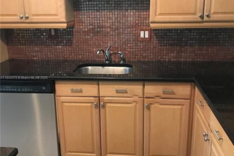 Touwnhouse à vendre à Miami, Floride: 2 chambres, 159.42 m2 № 1839614 - photo 8