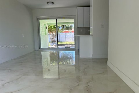 House in Miami, Florida 4 bedrooms, 92.34 sq.m. № 1809211 - photo 5
