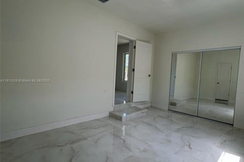 House in Miami, Florida 4 bedrooms, 92.34 sq.m. № 1809211 - photo 11