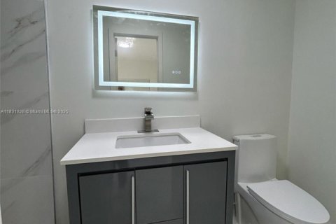 House in Miami, Florida 4 bedrooms, 92.34 sq.m. № 1809211 - photo 13