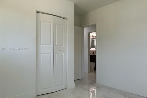 House in Miami, Florida 4 bedrooms, 92.34 sq.m. № 1809211 - photo 6