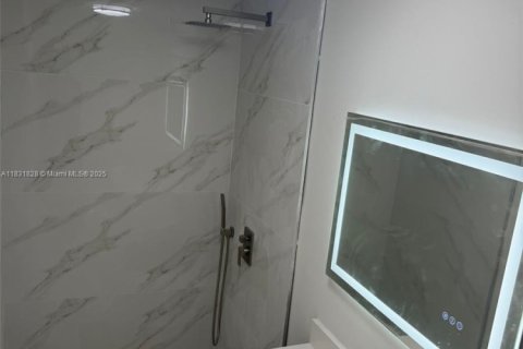 House in Miami, Florida 4 bedrooms, 92.34 sq.m. № 1809211 - photo 2