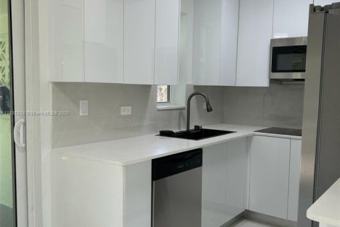 House in Miami, Florida 4 bedrooms, 92.34 sq.m. № 1809211 - photo 15
