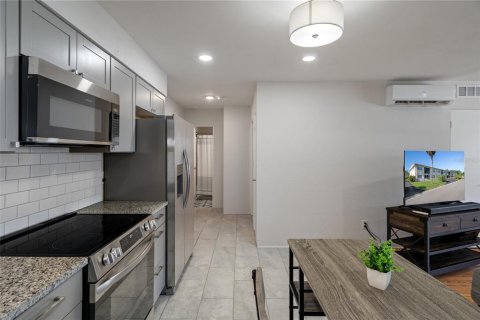 Condo in Saint Petersburg, Florida, 1 bedroom  № 1775687 - photo 10