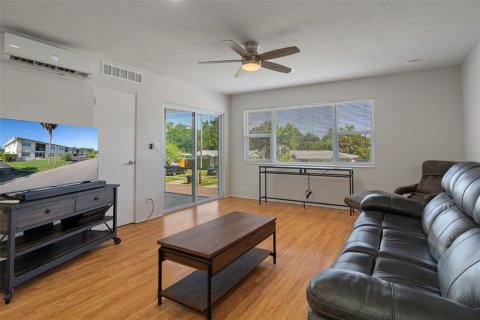 Condo in Saint Petersburg, Florida, 1 bedroom  № 1775687 - photo 4