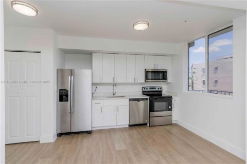 Снять в аренду квартиру в Майами, Флорида 1 спальня, 46.45м2, № 1958208 - фото 3