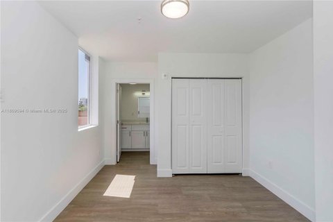 Снять в аренду квартиру в Майами, Флорида 1 спальня, 46.45м2, № 1958208 - фото 4
