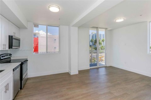 Снять в аренду квартиру в Майами, Флорида 1 спальня, 46.45м2, № 1958208 - фото 2