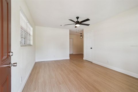House in Tampa, Florida 3 bedrooms, 85.93 sq.m. № 1873477 - photo 2