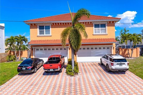Commercial property in Sarasota, Florida 6 bedrooms, 461.91 sq.m. № 2104472