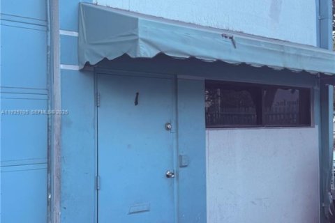 Propiedad comercial en venta en Opa-locka, Florida № 1984524 - foto 7