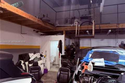 Propiedad comercial en venta en Opa-locka, Florida № 1984524 - foto 2