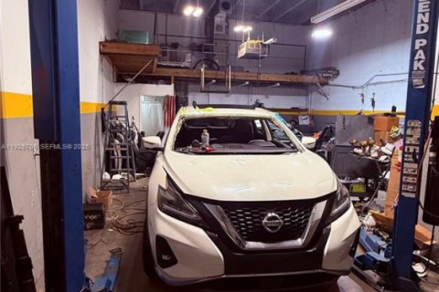 Propiedad comercial en venta en Opa-locka, Florida № 1984524 - foto 4