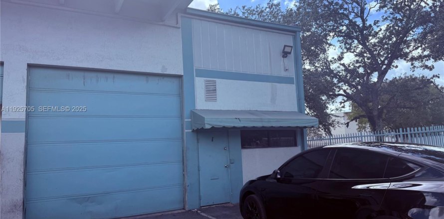 Propiedad comercial en Opa-locka, Florida № 1984524