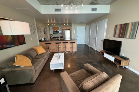 Condominio en venta en Miami, Florida, 60.85 m2 № 1934996 - foto 1