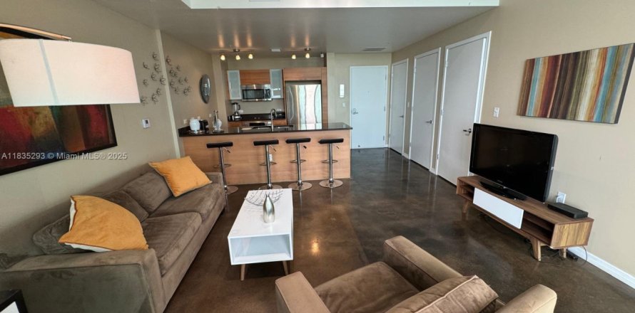 Estudio en el Condominio en Miami, Florida  № 1934996