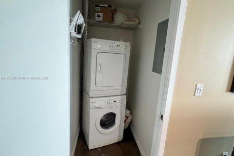 Condominio en venta en Miami, Florida, 60.85 m2 № 1934996 - foto 16