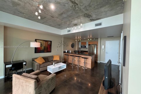 Condominio en venta en Miami, Florida, 60.85 m2 № 1934996 - foto 2
