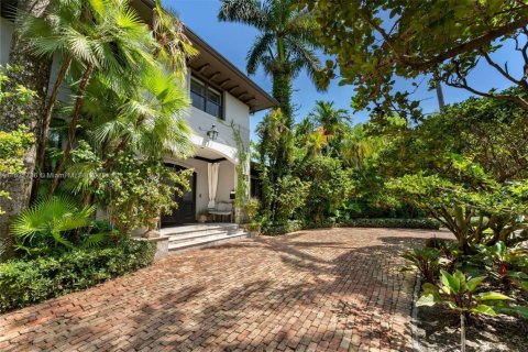 House in Miami Beach, Florida 7 bedrooms, 653.47 sq.m. № 1269794 - photo 18