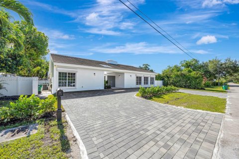 House in Miami, Florida 4 bedrooms, 304.07 sq.m. № 1762491 - photo 3