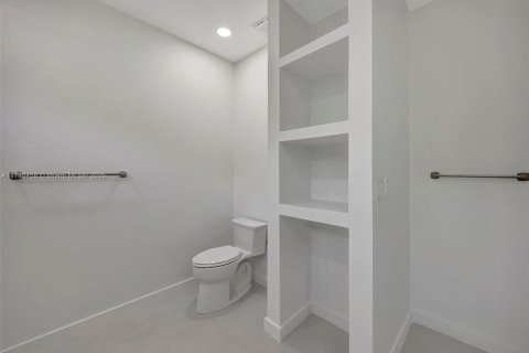 House in Miami, Florida 4 bedrooms, 304.07 sq.m. № 1762491 - photo 22