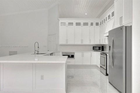 House in Miami, Florida 4 bedrooms, 304.07 sq.m. № 1762491 - photo 8