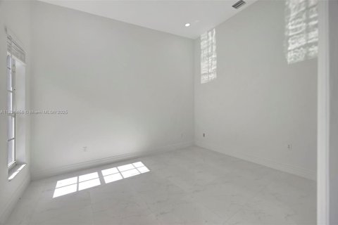 House in Miami, Florida 4 bedrooms, 304.07 sq.m. № 1762491 - photo 17