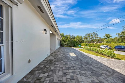 House in Miami, Florida 4 bedrooms, 304.07 sq.m. № 1762491 - photo 4