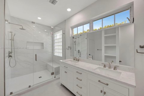 House in Miami, Florida 4 bedrooms, 304.07 sq.m. № 1762491 - photo 21