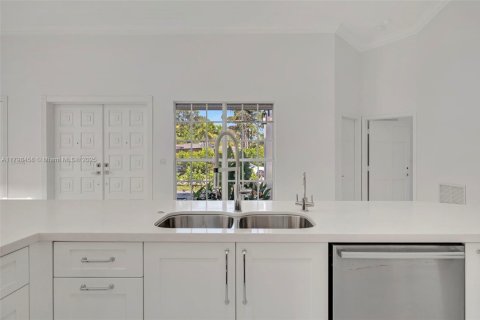 House in Miami, Florida 4 bedrooms, 304.07 sq.m. № 1762491 - photo 9