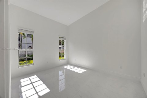 House in Miami, Florida 4 bedrooms, 304.07 sq.m. № 1762491 - photo 13