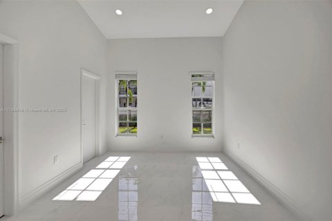 House in Miami, Florida 4 bedrooms, 304.07 sq.m. № 1762491 - photo 15