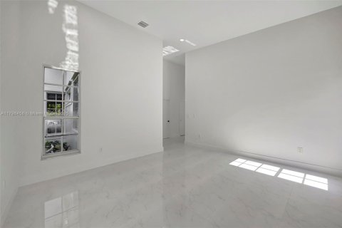 House in Miami, Florida 4 bedrooms, 304.07 sq.m. № 1762491 - photo 12