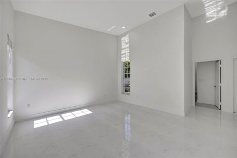 House in Miami, Florida 4 bedrooms, 304.07 sq.m. № 1762491 - photo 11