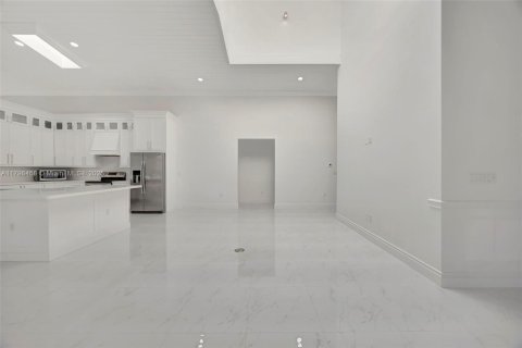 House in Miami, Florida 4 bedrooms, 304.07 sq.m. № 1762491 - photo 18