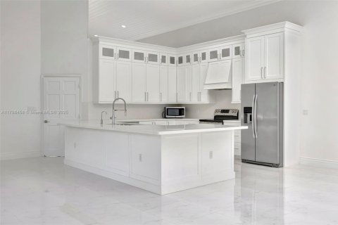 House in Miami, Florida 4 bedrooms, 304.07 sq.m. № 1762491 - photo 6